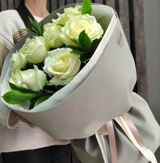 букет белых роз мондиаль